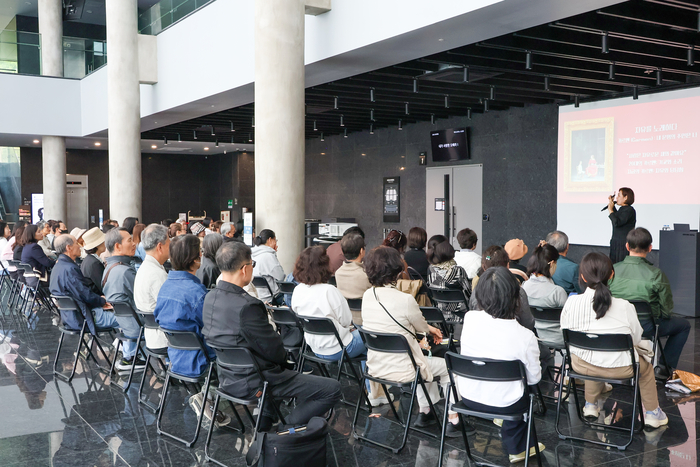 손정아 성악가는 오페라를 어렵게 느끼는 분들이 많지만, 전체적인 줄거리나 연출자의 의도를 미리 알고 가면 훨씬 즐겁게 관람할 수 있을 것이라고 팁을 덧붙였다. 사진은 지난 23일 손정아 성악가가 수성아트피아 대극장 로비에서 로비톡톡 문화예술특강을 진행하는 모습. <수성아트피아 제공>