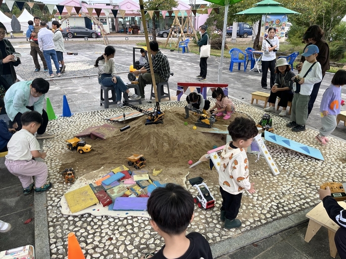 백원장에 모래언덕에서 어린이들이 소꿉놀이를 하고 있다.<백원장 운영위원회 제공>