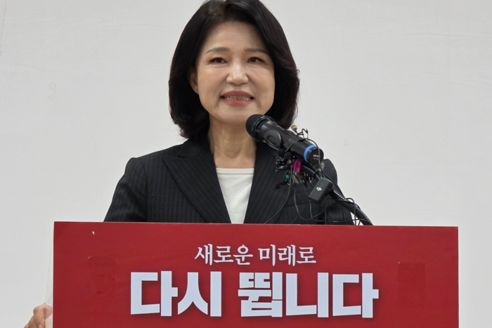 국민의힘 대구시장 공천에서 컷오프돼 무소속 출마 행보를 보여온 이진숙 전 방송통신위원장이 25일 국민의힘 대구시당 당사에서 기자회견을 갖고 시장 선거 불출마를 선언하고 있다. <연합뉴스>