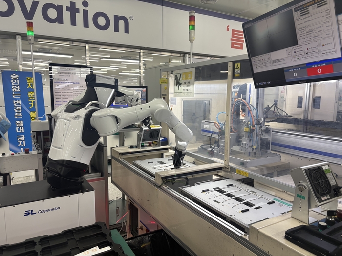지난 24일 대구 달서구 에스엘<주> 성서전자공장에서 이동형 양팔 로봇 멕시온이 기판외형가공(PCB Routing) 공정을 수행하고 있다. <대구기계부품연구원 제공>
