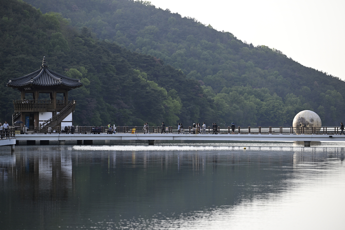 따사로운 봄볕이 내리쬐는 25일, 옥연지 송해공원 백세교를 건너는 2026 송해공원 달성 걷기대회 참가자들의 행렬이 이어진다. 신록이 짙어가는 달성의 산자락을 배경으로 옥연지 위를 걸으며 시민들은 건강과 화합을 다지고 달성의 천혜 비경을 만끽했다. 이윤호기자 yoonhohi@yeongnam.com
