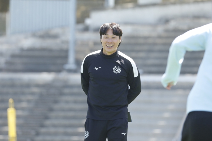 24일 대구스타디움 보조경기장에서 최성용 제16대 대구FC 감독이 밝은 얼굴로 훈련을 지도하고 있다.<대구FC 제공>