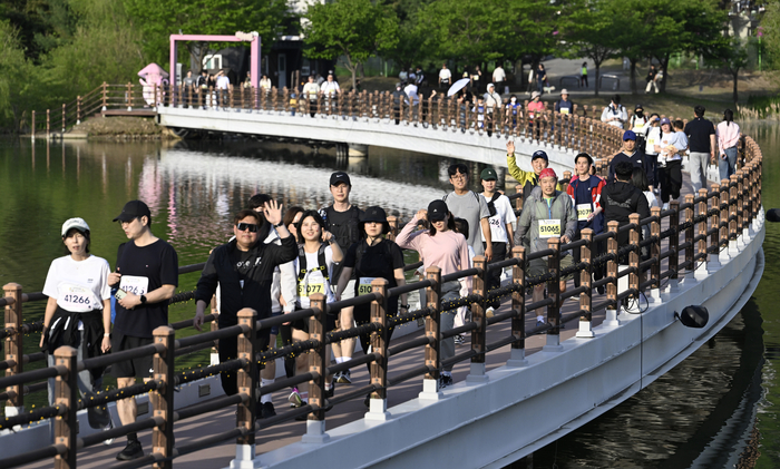 2천여명의 시민들이 옥연지 송해공원 수변 데크길을 따라 걷고 있다. 이윤호기자 yoonhohi@yeongnam.com