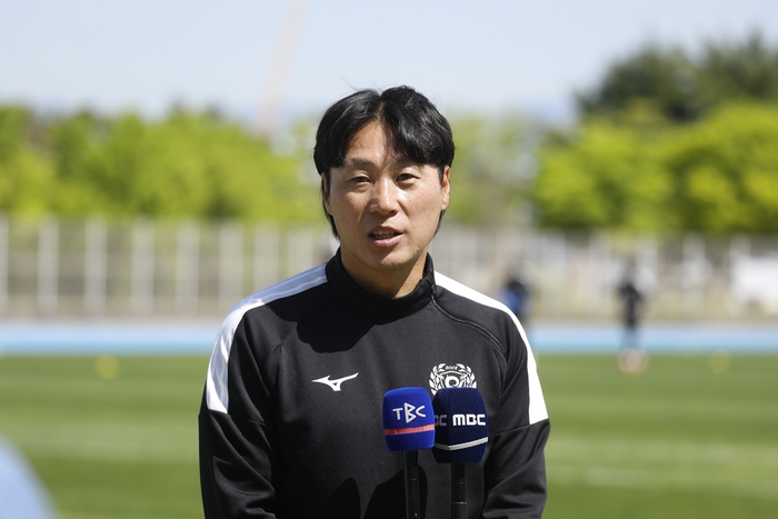 지난 24일 최성용 대구FC 신임 감독이 취재진 앞에서 공동 인터뷰를 하고 있다.<대구FC 제공>
