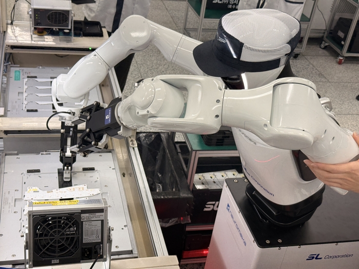 지난 24일 대구 달서구 에스엘<주> 성서전자공장에서 이동형 양팔 로봇 멕시온이 기판외형가공(PCB Routing) 공정을 수행하고 있다. <대구기계부품연구원 제공>