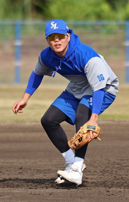 지난 2월 20일 일본 오키나와 온나손 아카마 구장에서 진행 중인 삼성 라이온즈 스프링 캠프에서 류지혁이 수비 훈련을 하고 있다. <삼성 라이온즈 제공>