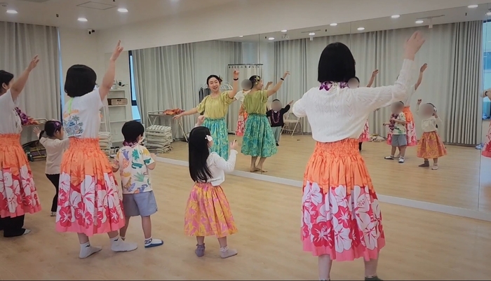행복예술아카데미 원데이 문화특강 가족 하와이 훌라댄스 모습. <행복북구문화재단 제공>