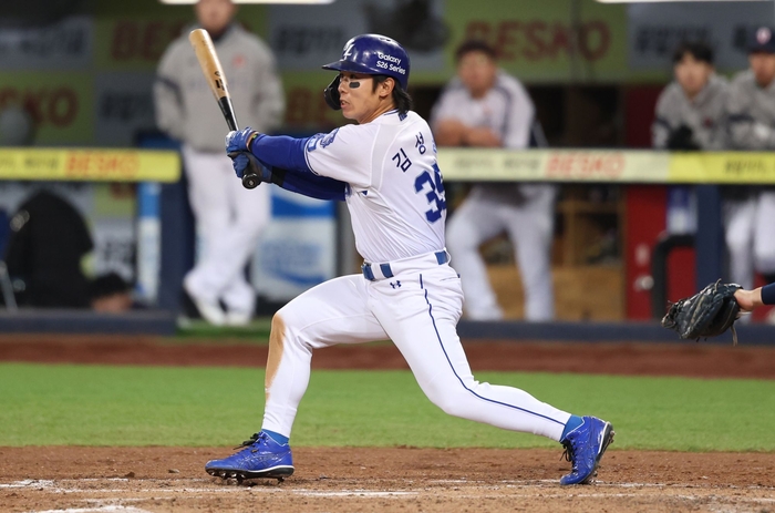 지난 2일 대구삼성라이온즈파크에서 열린 삼성과 두산 경기에서 김성윤이 타격하고 있다.<삼성 라이온즈 제공>