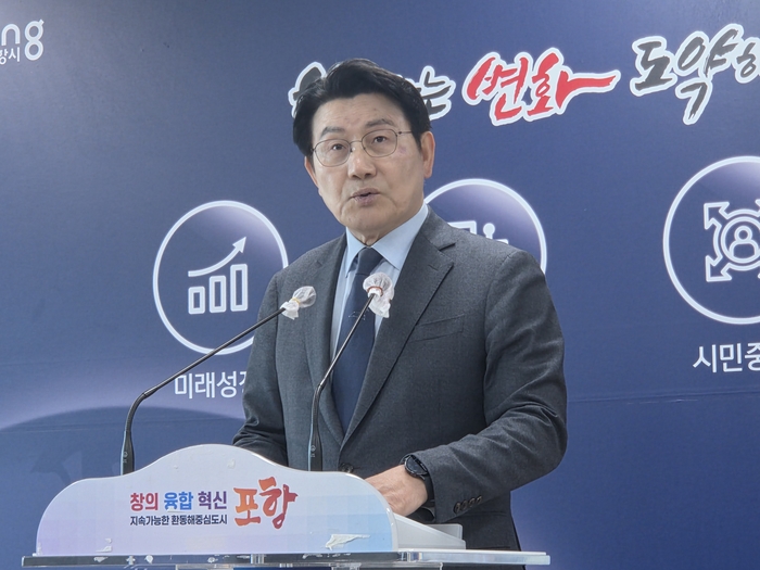 박승호 포항시장 예비후보가 27일 무소속 출마를 시사하는 기자회견을 하고 있다. <전준혁기자>