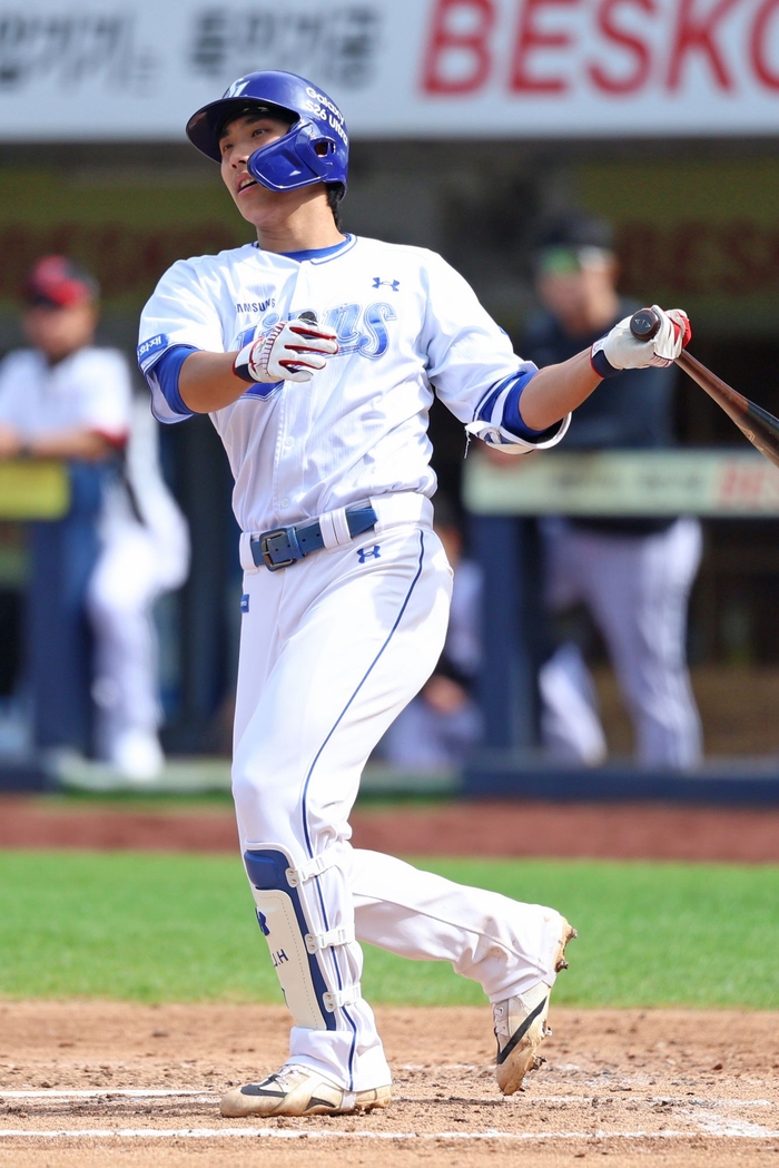 지난 18일 대구삼성라이온즈파크에서 열린 삼성과 LG 경기에 나선 이재현이 타격하고 있다.<삼성 라이온즈 제공>