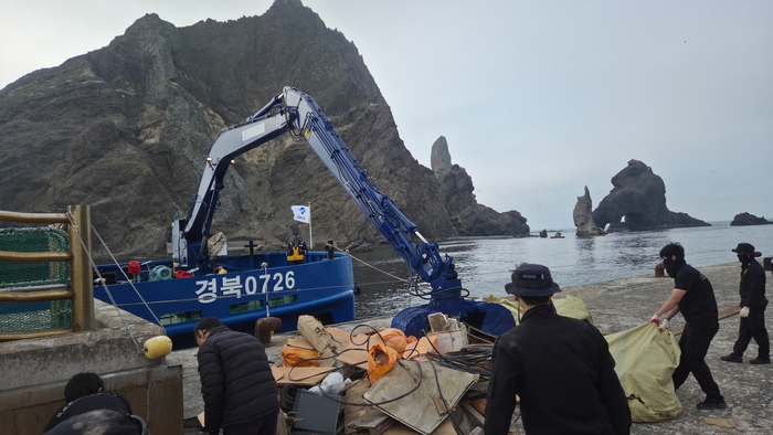 27일 경북도의 해양환경정화선 경북 0726호가 독도 내 폐기물을 수거하고 있다. <경북도 제공>