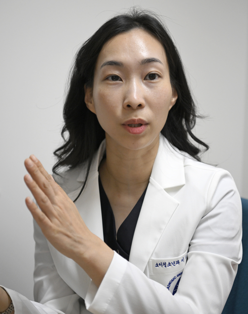 28일 대구가톨릭대병원 이소희 교수(소아청소년과)가 지난 1월 말 서울에서 전원한 산모의 응급 제왕 분만 당시 상황을 설명하고 있다.이윤호기자 yoonhohi@yeongnam.com