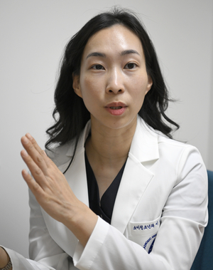 28일 대구가톨릭대병원 이소희 교수(소아청소년과)가 지난 1월 말 서울에서 전원한 산모의 응급 제왕 분만 당시 상황을 설명하고 있다.이윤호기자 yoonhohi@yeongnam.com