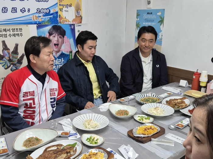 28일 울릉도에 입도한 김상동  예비후보가 울릉군 학부모들과 소통하고 있다. <홍준기 기자>