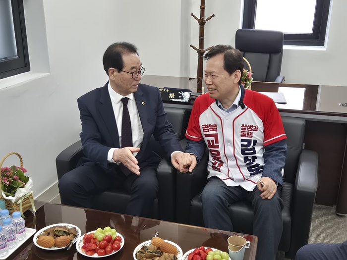 28일 울릉도에 입도한 김상동  예비후보가 울릉군 노인회를 찾아 최실건 울릉군노인회장과 대화하고 있다. <홍준기 기자>