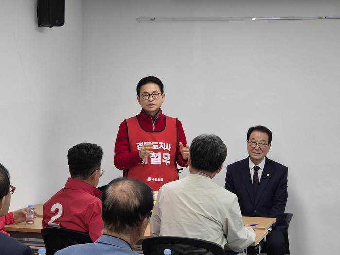 28일 오후 울릉도에 입도한 이철우 예비후보(국힘)가 울릉군 노인회를 방문해 주민들과 소통하고 있다. <홍준기 기자>