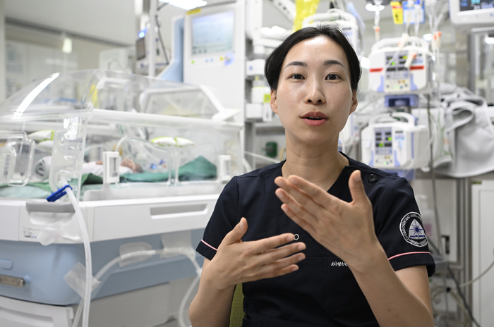 28일 대구가톨릭대병원 이소희 교수(소아청소년과)가 지난 1월 말 서울에서 전원한 산모의 응급 제왕 분만 당시 상황을 설명하고 있다.이윤호기자 yoonhohi@yeongnam.com