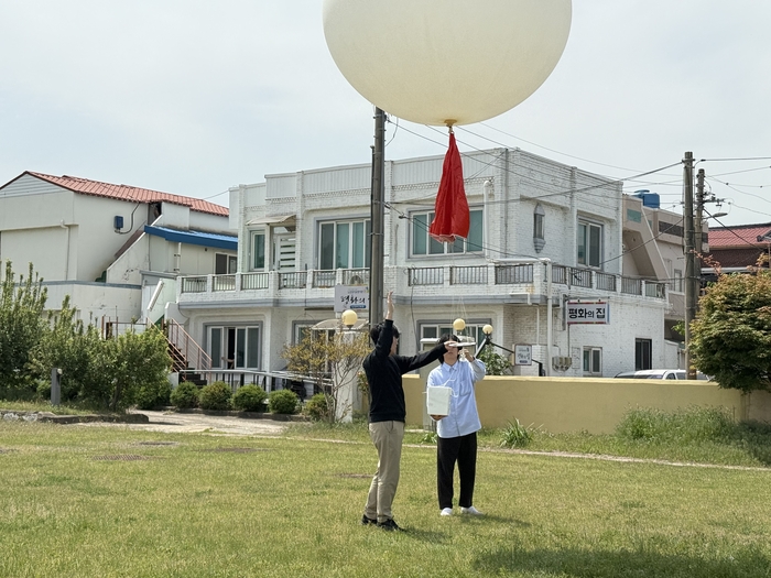 28일 대구기상청 포항관측소 관측노장에서 직원들이 성층권 오존 관측을 위해 오존존데 풍선을 하늘로 띄우고 있다. 구경모기자