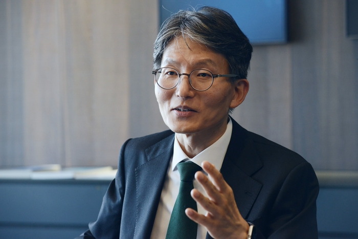 대구출신 김준우 법무법인 태평양 변호사가 미국계 사모펀드 론스타와의 소송에서 완승하기까지 과정을 이야기하고 있다.<법무법인 태평양 제공>