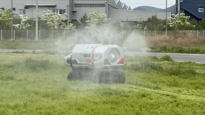 대구 달성군 구지면 국가산업단지 내 대동모빌리티 S팩토리 주행시험장에서 방제로봇이 방제작업을 시연하는 모습. <이동현기자>
