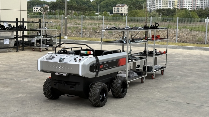 대구 달성군 구지면 국가산업단지 내 대동모빌리티 S팩토리에서 운반로봇(RT100)이 이동형 선반을 끌고 공장 내부로 자율주행하는 모습. <이동현기자>