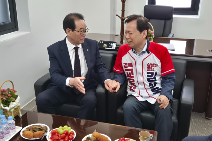 28일 울릉도에 입도한 김상동  예비후보가 울릉군 노인회를 찾아 최실건 울릉군노인회장과 대화하고 있다. 홍준기기자