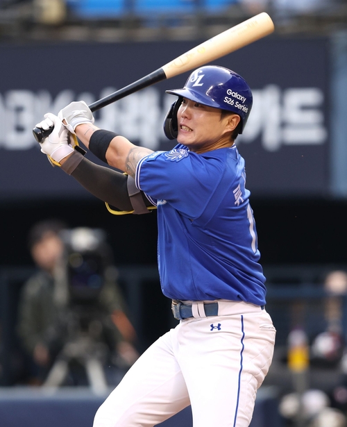 29일 서울 잠실야구장에서 열린 삼성과 두산 경기 2회초 타석에 들어선 류지혁이 스윙하고 있다. <삼성 라이온즈 제공>