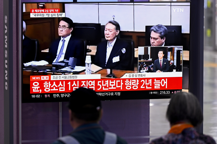 29일 오후 대구 동구 동대구역 맞이방에서 시민들이 체포 방해 및 국무위원 심의권 침해 혐의로 기소된 윤석열 전 대통령의 항소심 선고 공판 생중계를 지켜보고 있다. 서울고법은 이날 윤 전 대통령에게 징역 7년을 선고했으며, 이는 1심의 징역 5년보다 2년 늘어난 형량이다.
이현덕기자 lhd@yeongnam.com