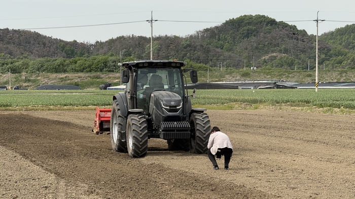 대동의 AI 트랙터가 사람을 장애물로 인식한 뒤 급하게 멈춰선 모습. <이동현기자>