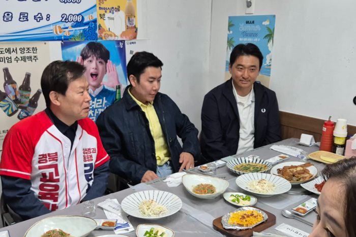 28일 울릉도에 입도한 김상동  예비후보가 울릉군 학부모들과 소통하고 있다. 홍준기기자