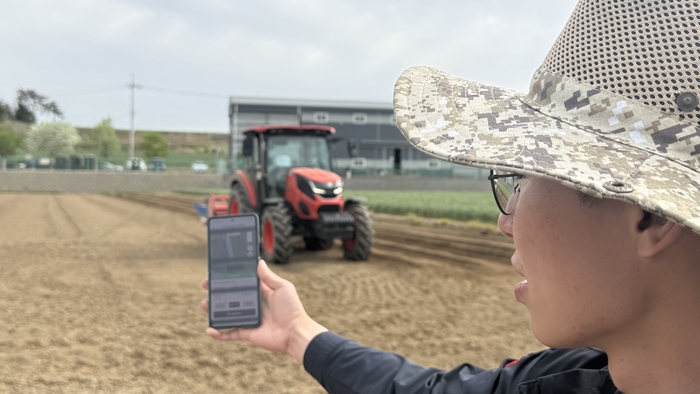 지난 28일 오후 경남 창녕군 대지면 일대 마늘밭에서 대동의 AI트럭이 앱을 통해 골작업 명령을 받아 구동되고 있다. <이동현기자>