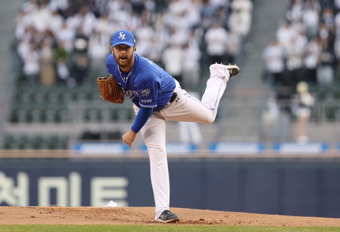 29일 서울 잠실야구장에서 열린 삼성과 두산 경기에서 선발로 나선 오러클린이 투구하고 있다.<삼성 라이온즈 제공>