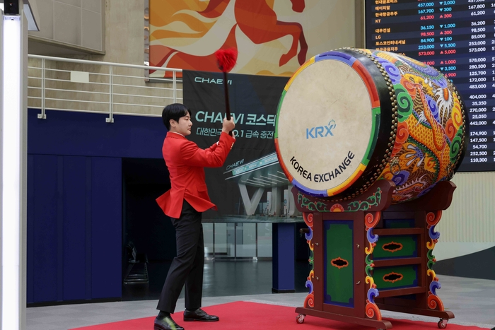 29일 오전 서울 여의도 한국거래소(KRX)에서 열린 채비(CHAEVI) 상장기념식에서 채비 최영훈 대표가 북을 치고 있다. <채비 제공>