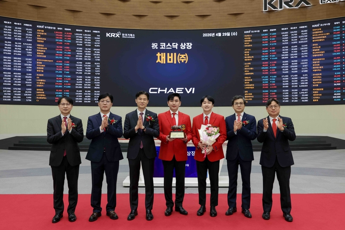 29일 오전 서울 여의도 한국거래소(KRX)에서 채비(CHAEVI)의 코스닥 상장기념식이 진행됐다. 왼쪽부터 김대영 한국IR협의회 부회장, 안승근 코스닥협회 부회장, 민경욱 한국거래소 코스닥시장본부 부이사장, 정민교 채비 대표이사, 최영훈 채비 대표이사, 강진두 KB증권 대표이사, 이충훈 삼성증권 부사장. <채비 제공>