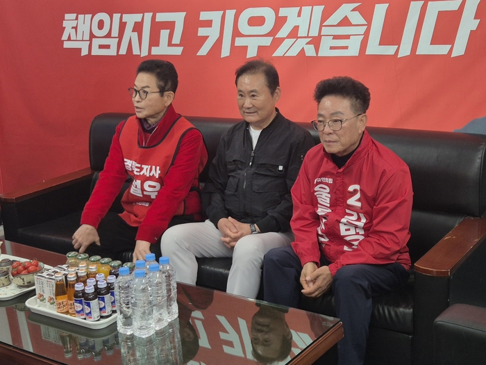 지난 29일 이철우 예비후보가 같은 당 소속 김병수 울릉군수 예비후보 사무실에서 지역 청년들과 간담회를 열고 있다. <홍준기 기자>