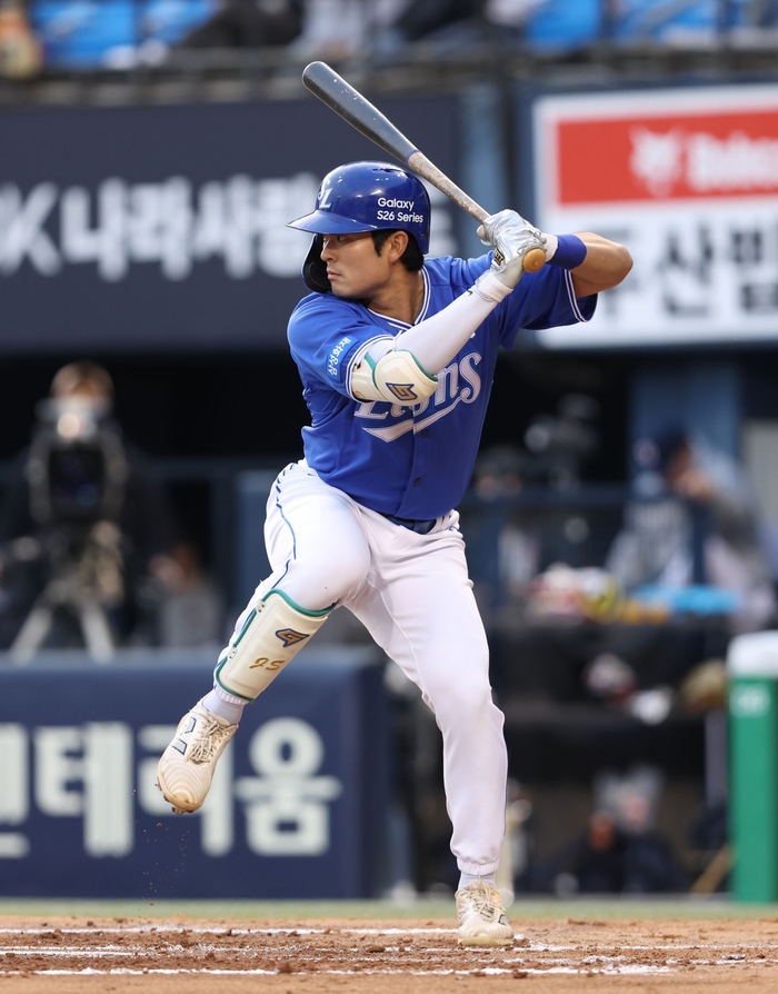 30일 서울 잠실야구장에서 열린 삼성과 두산 경기에서 김재상이 타격하고 있다.<삼성 라이온즈 제공>