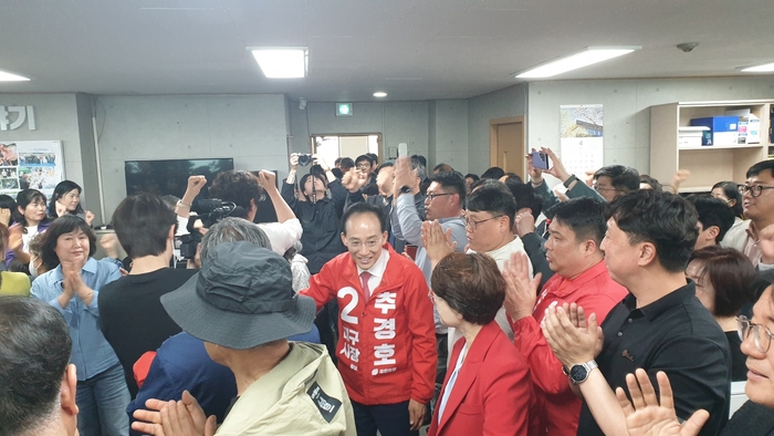 30일 대구 달성군 회원읍 당협사무실에서 개최된 당원교육회에 참석한 국민의힘 추경호 대구시장 예비후보가 당원들로부터 환호를 받고 있다.  <추경호 예비후보 캠프 제공>