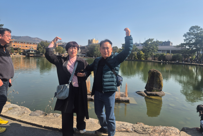 지난달 말 일본 나라현 사루사와이케에서 정태희(왼쪽)·이태원씨 부부가 기념촬영을 하고 있다. <이준형씨 제공>