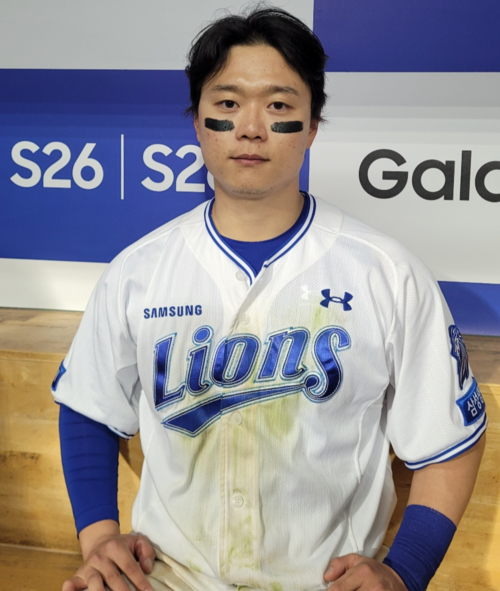 삼성 라이온즈 외야수 박승규가 10일 대구삼성라이온즈파크에서 열린 삼성과 NC의 정규시즌 첫 경기 종료 직후 영남일보를 비롯한 취재진 앞에서 포즈를 취하고 있다.<임훈기자 hoony@yeongnam.com>
