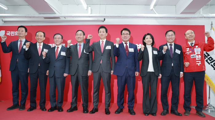 6·3 지방선거 대구시장에 도전하는 국민의힘 예비후보들이 10일 서울 영등포구 여의도 국민의힘 중앙당사에서 열린 광역단체장 후보 면접에 참석하며 기념 촬영하고 있다. 왼쪽부터 국민의힘 최은석·추경호·윤재옥 의원, 주호영 국회부의장, 유영하 의원, 이재만 전 대구 동구청장, 이진숙 전 방송통신위원장, 홍석준 전 의원, 김한구 전 달성군 새마을협의회 감사. 연합뉴스