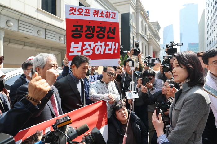 국민의힘 공천관리위원회 결정에 따라 대구시장 경선에서 컷오프된 이진숙 전 방송통신위원장이 24일 서울 영등포구 여의도 국민의힘 중앙당사에서 경선 결과에 대한 입장을 밝힌 뒤 당사 앞 지지자들과 인사하고 있다. 연합뉴스