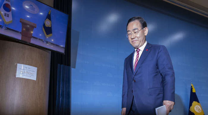 국민의힘 대구시장 후보 경선에서 컷오프된 주호영 국회부의장이 지난달 26일 국회 소통관에서 기자회견을 마친 뒤 이동하고 있다. 주 부의장은 이날 서울남부지법에 대구시장 후보 탈락에 대한 효력 정지 가처분 신청을 했지만 3일 기각됐다. 연합뉴스