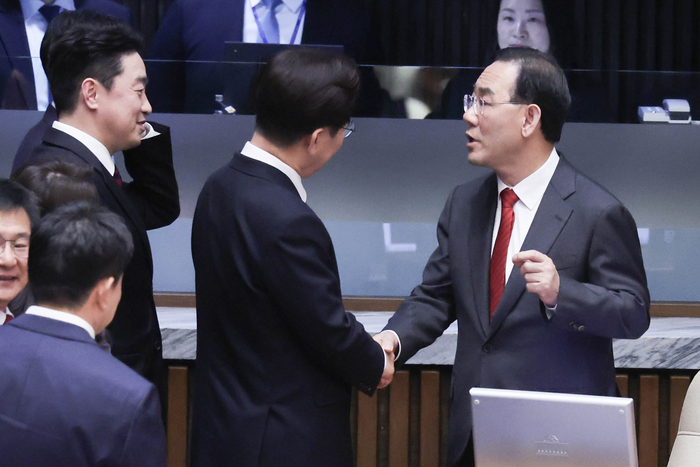 이재명 대통령이 2일 국회에서 2026 추가경정예산안 시정연설을 마친 뒤 주호영 국회부의장과 대화하고 있다. 연합뉴스