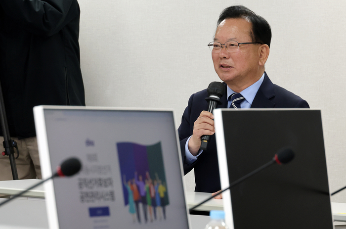 6·3 지방선거 대구시장에 출사표를 던진 김부겸 전 국무총리가 3일 서울 영등포구 여의도 더불어민주당 중앙당사에서 열린 공천 심사 면접에서 포부를 밝히고 있다. 연합뉴스