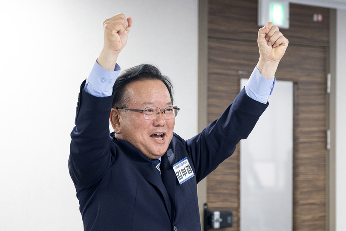 6·3 지방선거 대구시장에 출사표를 던진 김부겸 전 국무총리가 3일 서울 영등포구 여의도 더불어민주당 중앙당사에서 열린 공천 심사 면접에서 파이팅을 외치고 있다.  연합뉴스