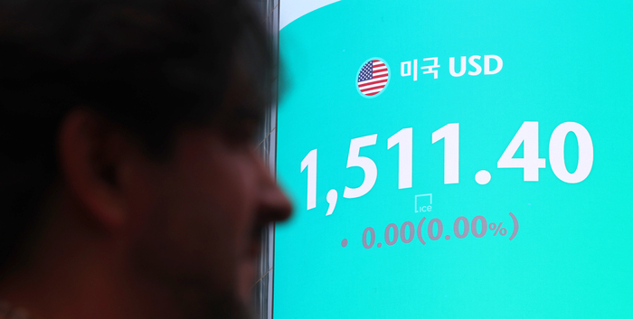 지난달 중동 전쟁 여파로 환율이 하루 평균 11원 넘게 널뛰면서 외환 시장 거래량이 역대 최대를 기록한 것으로 나타났다. 사진은 서울 중구 한 은행 건물에 게시된 원/달러 환율. 연합뉴스