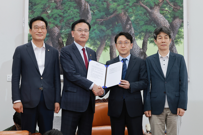 더불어민주당 천준호 원내운영수석부대표(오른쪽 두번째)와 국민의힘 유상범 원내운영수석부대표(왼쪽 두번째)가 17일 국회에서 6·3 지방선거와 관련해 합의를 마친 뒤 기념 촬영하고 있다. 국회 정치개혁특별위원회 야당 간사인 국민의힘 서일준 의원, 오른쪽은 정개특위 여당 간사인 민주당 윤건영 의원. 연합뉴스