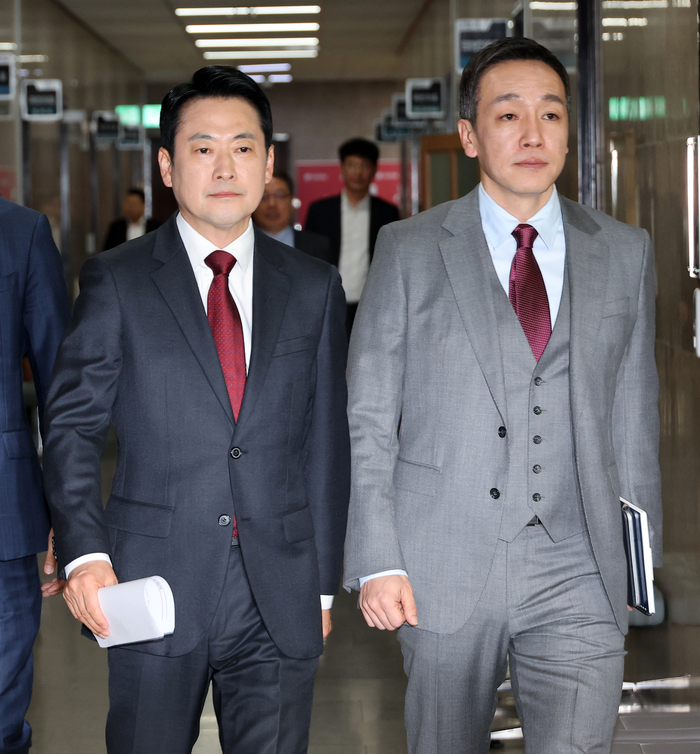 미국 방문 일정을 마친 뒤 20일 새벽에 귀국한 국민의힘 장동혁 대표(왼쪽)와 김민수 최고위원이 국회에서 열린 최고위원회의에 참석하기 위해 입장하고 있다. 연합뉴스