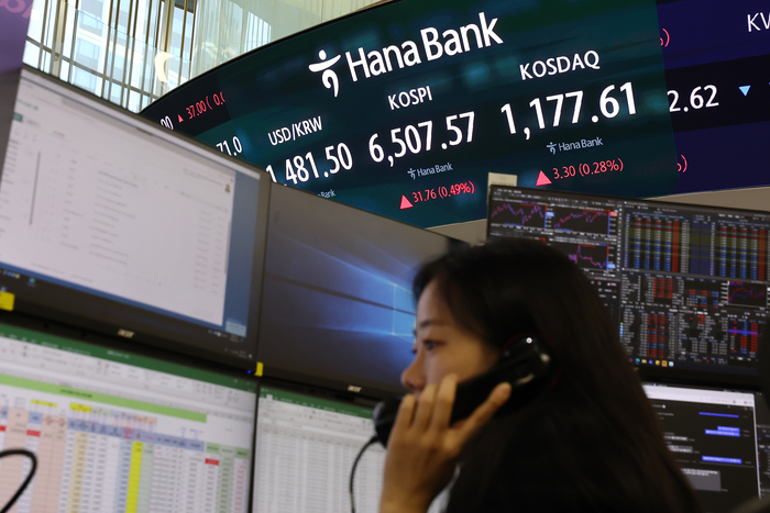 24일 서울 하나은행 본점 딜링룸에서 딜러들이 업무를 보고 있다. 연합뉴스