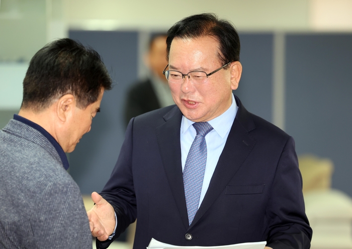 더불어민주당 김부겸 대구시장 예비후보가 27일 오전 대구 달서구 선거사무소에서 세 번째 공약 발표 회견에서 참석자들과 인사하고 있다. 연합뉴스